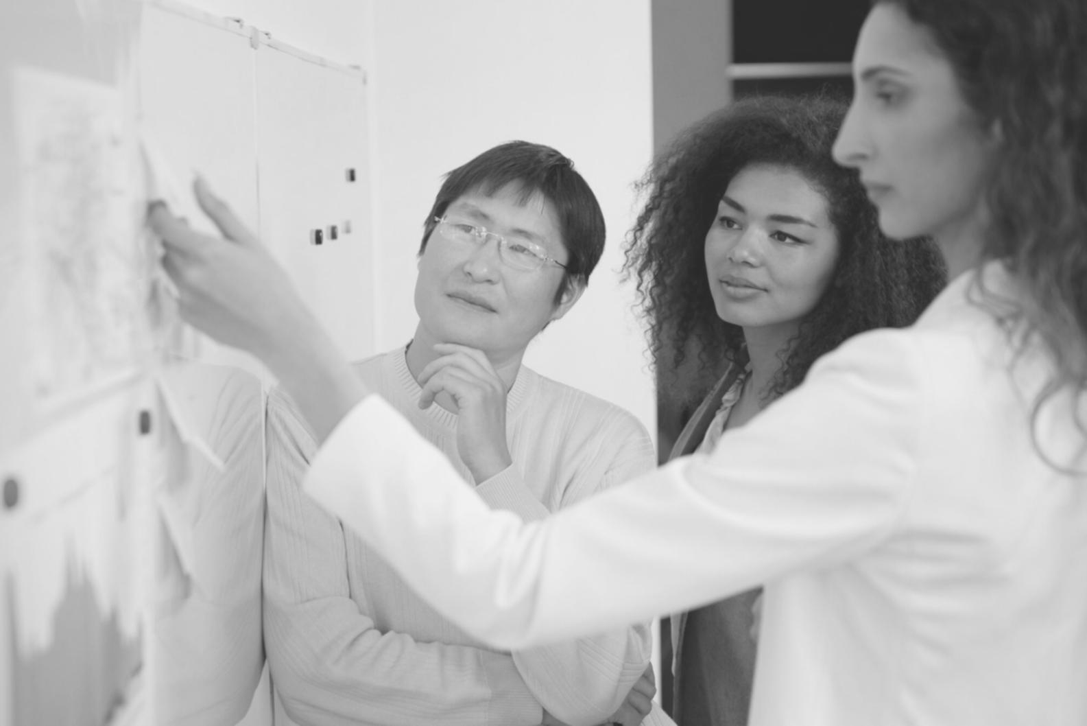 Équipe de startup travaillant sur leur stratégie de financement